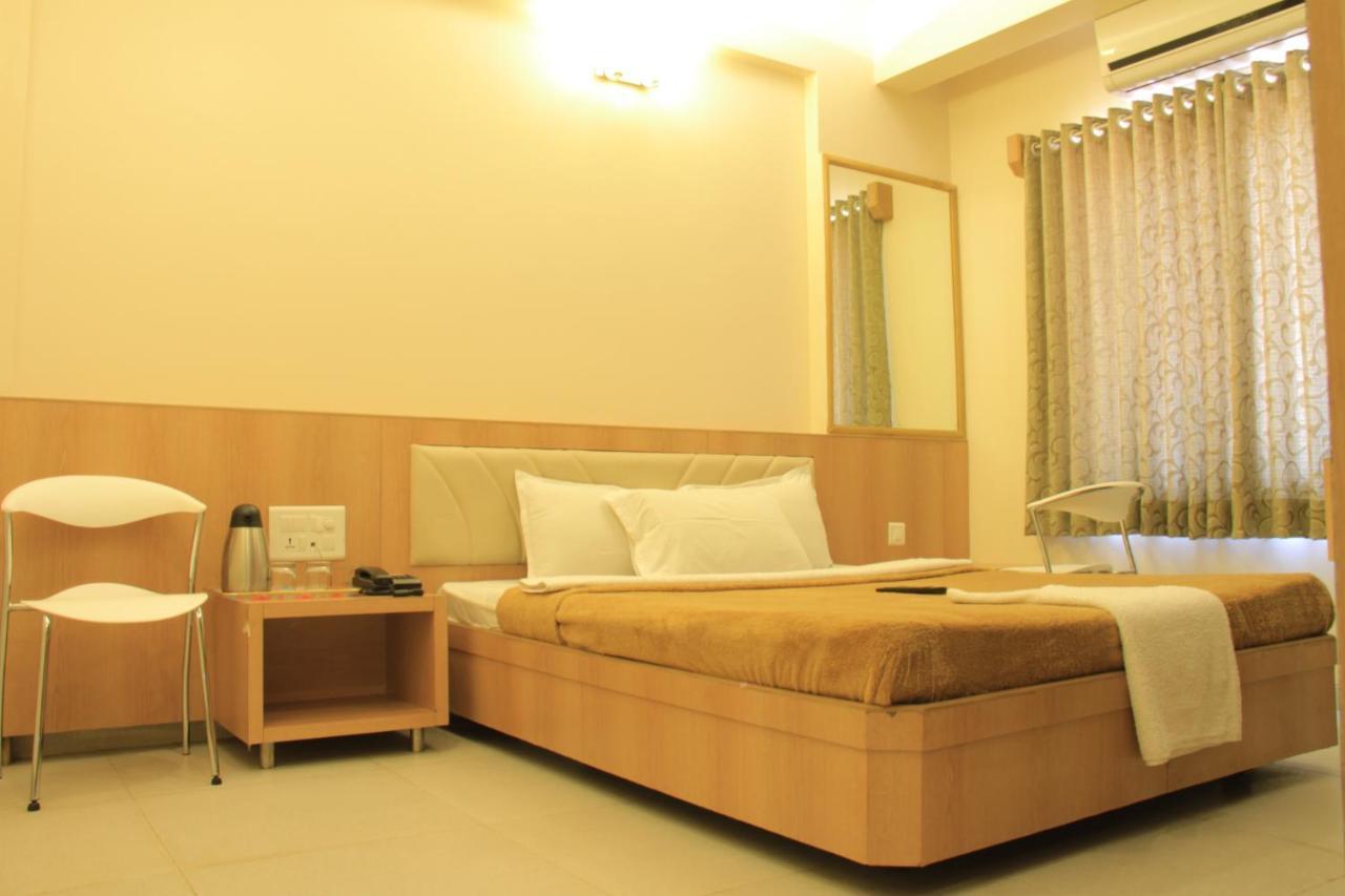 Hotel Sai Gurusthan Ширди Экстерьер фото